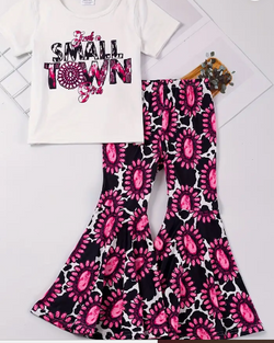 2pcs Girls "SMALL TOWN" Graphic T-Shirt Round Neck Short Sleeve Tee Tops & Elastic Waist Flowers Graphic Flare Leg Pants Set Kids